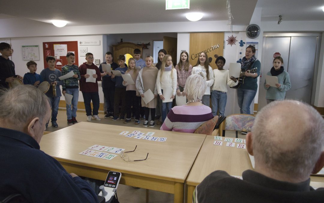 Sechstklässler bringen Musik und Freude ins Pflegestift Kätzenbach