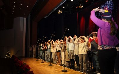 Weihnachtszauber im Bürgerzentrum: Schüler schenken Senioren unvergessliche Momente